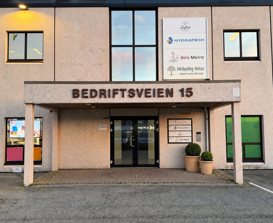 Hovedinngangen i Bedriftsveien 15, med Loftet-skiltet over