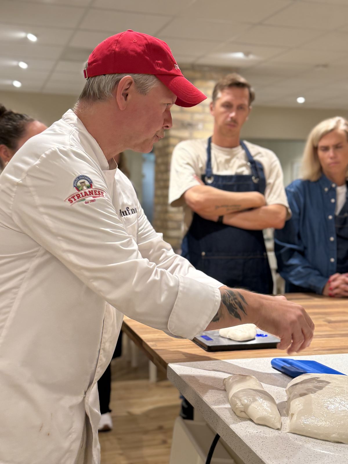 René Munthe Eik viser deigteknikk for deltakerne